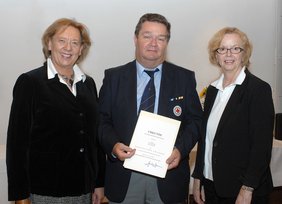 Christian Kreitmair mit Landrätin Rumschöttel und Unterschleißheims Dritter Bürgermeisterin Annegret Harms