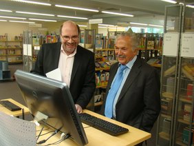 BÃ¼rgermeister Zeitler testet das hochmoderne neue Bibliothekssystem