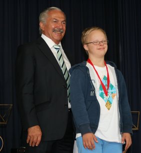 BÃ¼rgermeister Zeitler mit Goldmedaillengewinner Paul KÃ¶gler