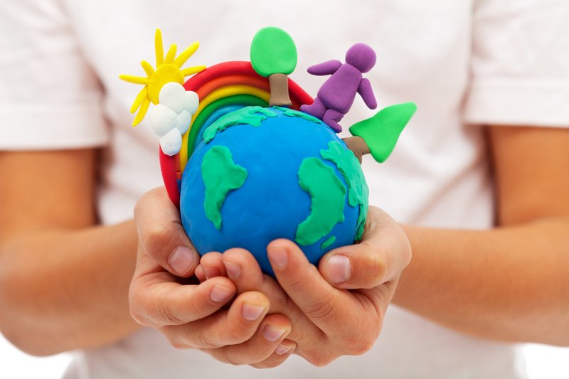 Klimatipps für Kids. Kinderhände mit Weltkugel aus Knete