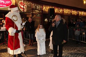 BÃ¼rgermeister Zeitler heiÃt den Nikolaus mit seinen Engeln auf dem UnterschleiÃheimer Rathausplatz willkommen