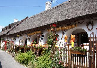 Typisches altes ungarisches Wohnhaus mit Strohdach