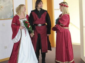 Brautpaar mit Standesbeamtin in mittelalterlichen GewÃ¤ndern