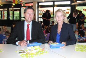 Gemeinsames Engagement für gesunde Ernährung: Rektorin Susanne Ehrichs und Bürgermeister Christoph Böck präsentierten die Bio-Brotboxen