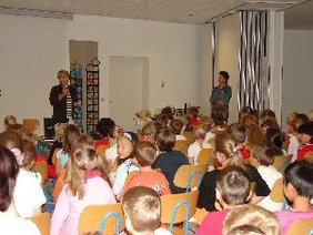 PartnerschaftsprÃ¤sidentin Frau Ursula Metzner und Frau Regina Gruber erklÃ¤ren den Kindern Wissenswertes Ã¼ber Ungarn