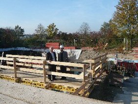 Erster BÃ¼rgermeister und Verbandsvorsitzender Rolf Zeitler besichtigt mit dem Tragwerksplaner Dr. Peter Henke die Baustelle des Mensa-Neubaus