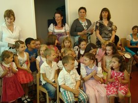 Gemeinsam mit den Kindern, Eltern und EhrengÃ¤sten wurde die Einweihung des Caritas Kinderhauses Don Bosco gefeiert.