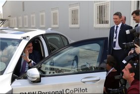Ministerpräsident Söder lässt sich die neuesten Entwicklungen beim autonomen Fahren zeigen