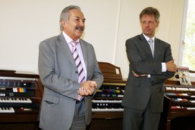 Erster BÃ¼rgermeister Rolf Zeitler und Alois Piterna bei der ErÃ¶ffnung des Orgelmuseums