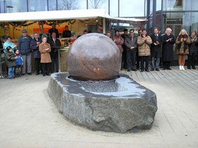 Foto des neuen Brunnens am Rathausneubau