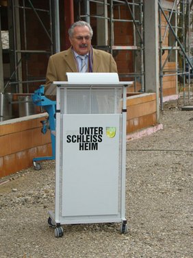 Erster BÃ¼rgermeister Rolf Zeitler beim Richtfest des dritten Kinderhauses
