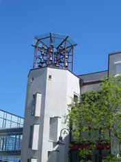 Zeigt das Unterschleißheimer Glockspiel auf dem Rathausturm, welöches anlässlich des Jahrtausendwechsels       errichtet wurde