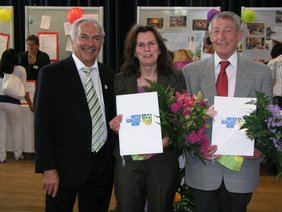 v.l.n.r.: BÃ¼rgermeister Rolf Zeitler zeichnet Frau Katharina Dick und Herrn Werner Bannert fÃ¼r ihr ehrenamtliches Engagement aus.