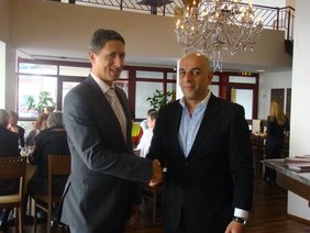 Bürgermeister Christoph Böck heißt Petros Zerzis, den neuen Wirt des Schleißheimer willkommen