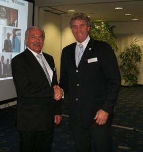 Erster BÃ¼rgermeister Zeitler gratuliert Jean-Marie Pfaff zur neu gegrÃ¼ndeten Firma in UnterschleiÃheim