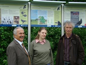 Erster BÃ¼rgermeister Rolf Zeitler, Anne Schneider (LBV) und Hobbyornithologe Gunter Fliege (v.l.n.r.) stellen die neuen Infotafeln vor.
